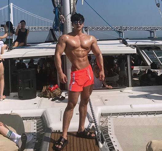 韩国25岁健美新星,每个月吃掉90斤鸡胸肉,公开宣称不用任何药物