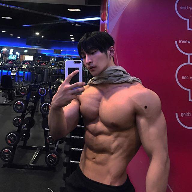 韩国25岁健美新星,每个月吃掉90斤鸡胸肉,公开宣称不用任何药物