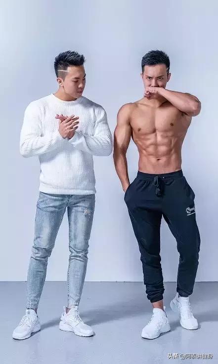 早产儿双胞胎,从瘦竹竿到6块腹肌大胸器,还各自征服了翘臀女友