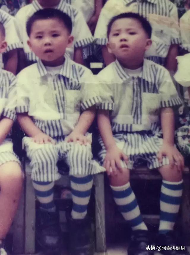 早产儿双胞胎,从瘦竹竿到6块腹肌大胸器,还各自征服了翘臀女友