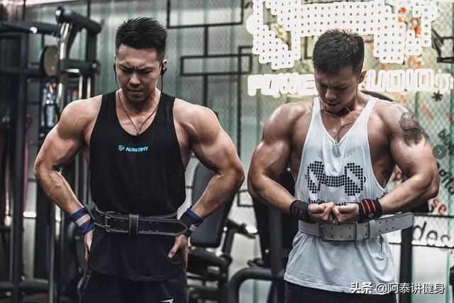 早产儿双胞胎,从瘦竹竿到6块腹肌大胸器,还各自征服了翘臀女友