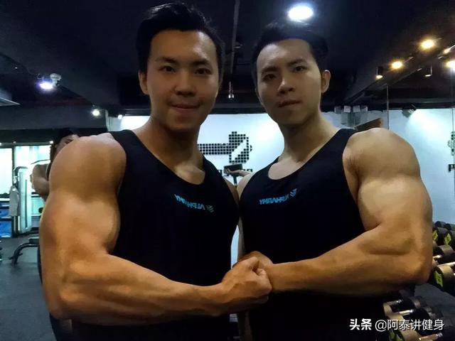 早产儿双胞胎,从瘦竹竿到6块腹肌大胸器,还各自征服了翘臀女友