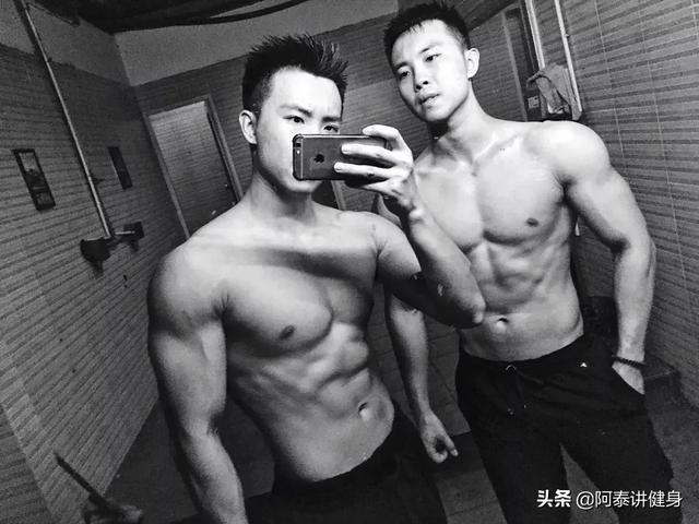 早产儿双胞胎,从瘦竹竿到6块腹肌大胸器,还各自征服了翘臀女友