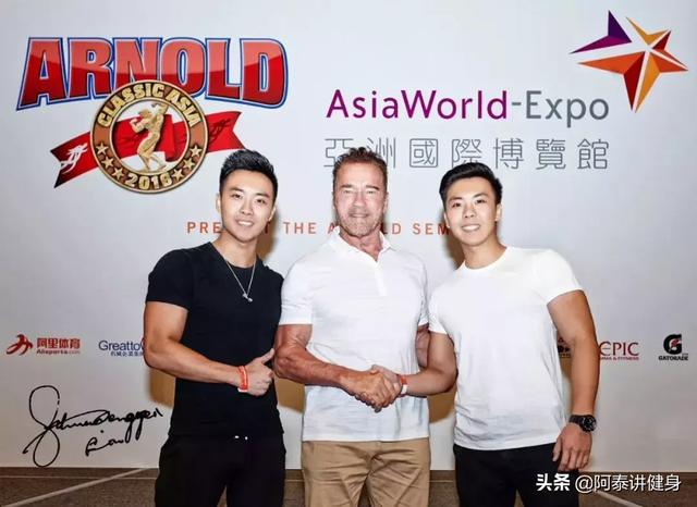 早产儿双胞胎,从瘦竹竿到6块腹肌大胸器,还各自征服了翘臀女友