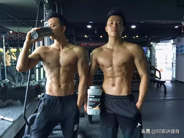 早产儿双胞胎,从瘦竹竿到6块腹肌大胸器,还各自征服了翘臀女友