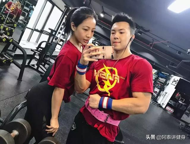 早产儿双胞胎,从瘦竹竿到6块腹肌大胸器,还各自征服了翘臀女友