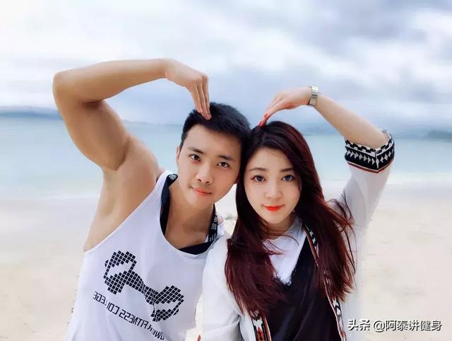 早产儿双胞胎,从瘦竹竿到6块腹肌大胸器,还各自征服了翘臀女友