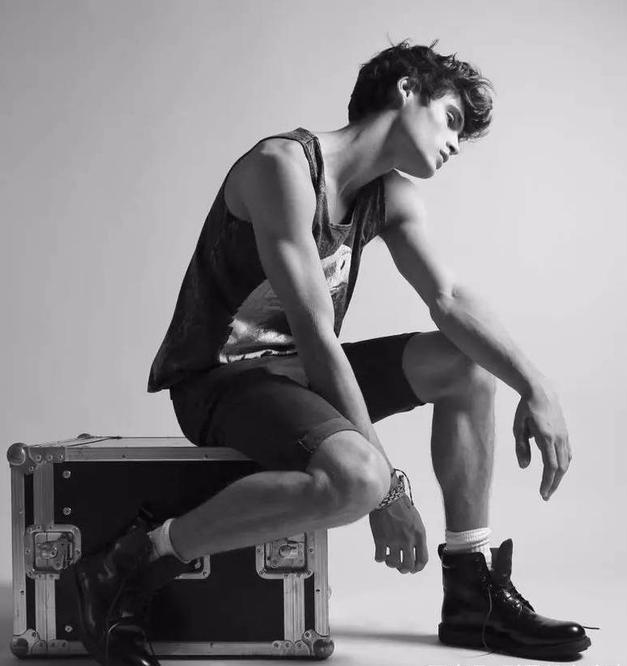 男人袜子的穿搭讲究,是根据裤子而非鞋子搭,你知道吗?