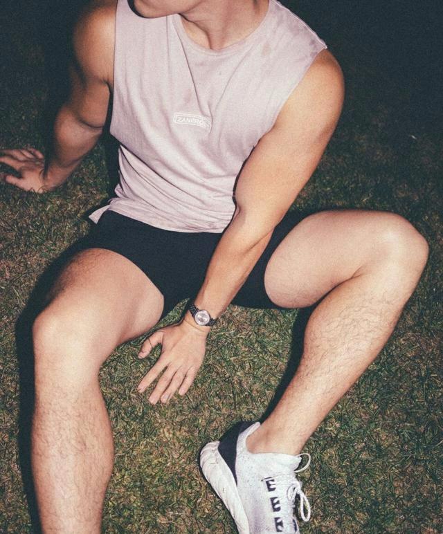 男人袜子的穿搭讲究,是根据裤子而非鞋子搭,你知道吗?