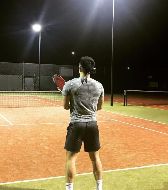 男人袜子的穿搭讲究,是根据裤子而非鞋子搭,你知道吗?