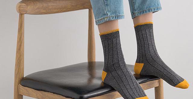 男人袜子的穿搭讲究,是根据裤子而非鞋子搭,你知道吗?