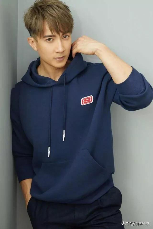 吴尊新造型可真是帅气,穿蓝色卫衣配黑色长裤,一点不像39岁