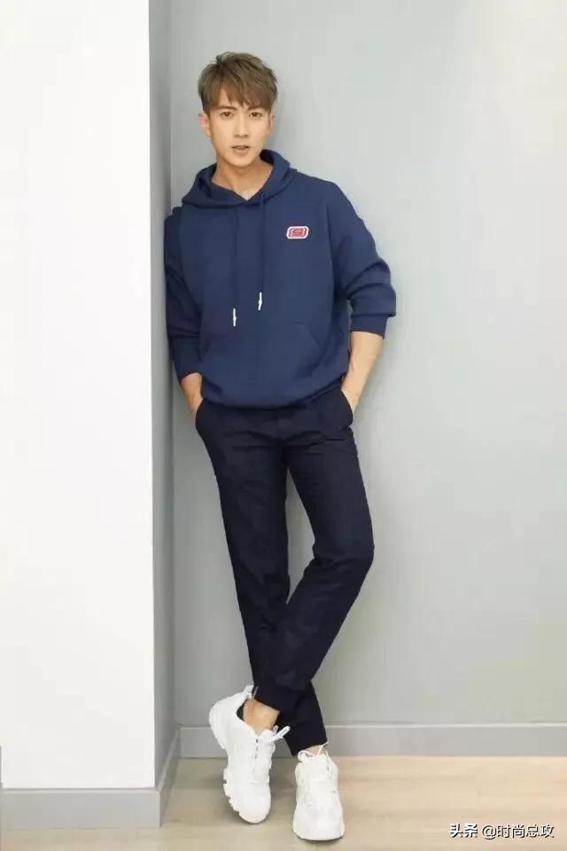 吴尊新造型可真是帅气,穿蓝色卫衣配黑色长裤,一点不像39岁