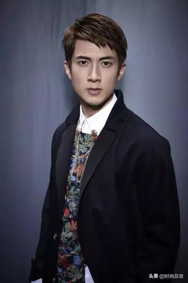 吴尊新造型可真是帅气,穿蓝色卫衣配黑色长裤,一点不像39岁