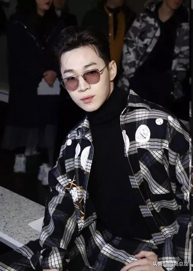 刘宪华帅气梳背头墨镜格纹装高领衣,自由坐姿凹造型