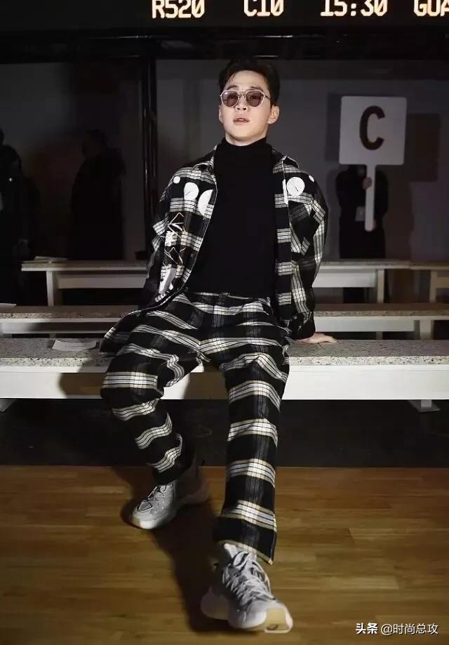 刘宪华帅气梳背头墨镜格纹装高领衣,自由坐姿凹造型