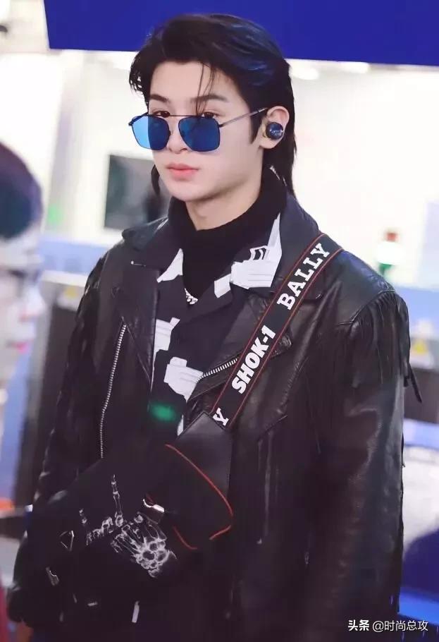 Justin现身机场,皮夹克与墨镜搭配超酷!忍不住嘟嘴很可爱