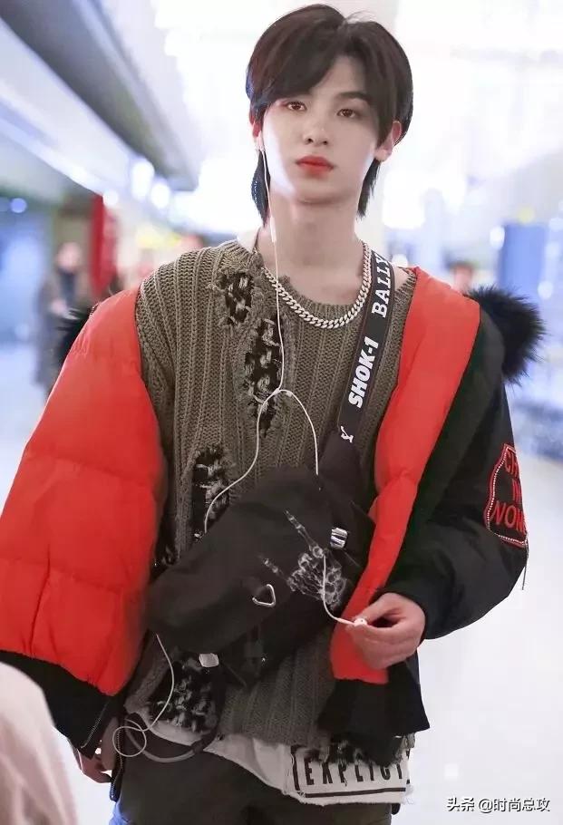 Justin现身机场,皮夹克与墨镜搭配超酷!忍不住嘟嘴很可爱