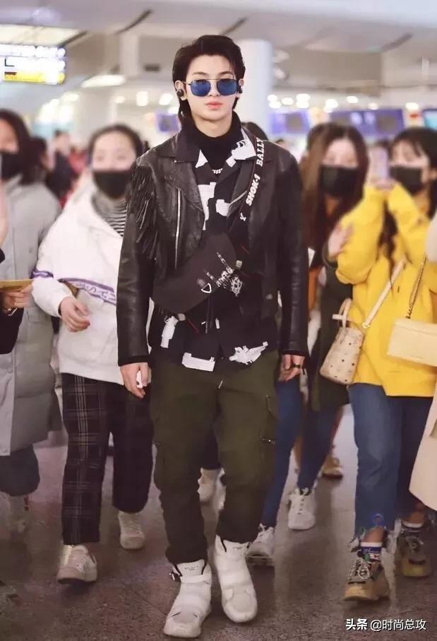 Justin现身机场,皮夹克与墨镜搭配超酷!忍不住嘟嘴很可爱