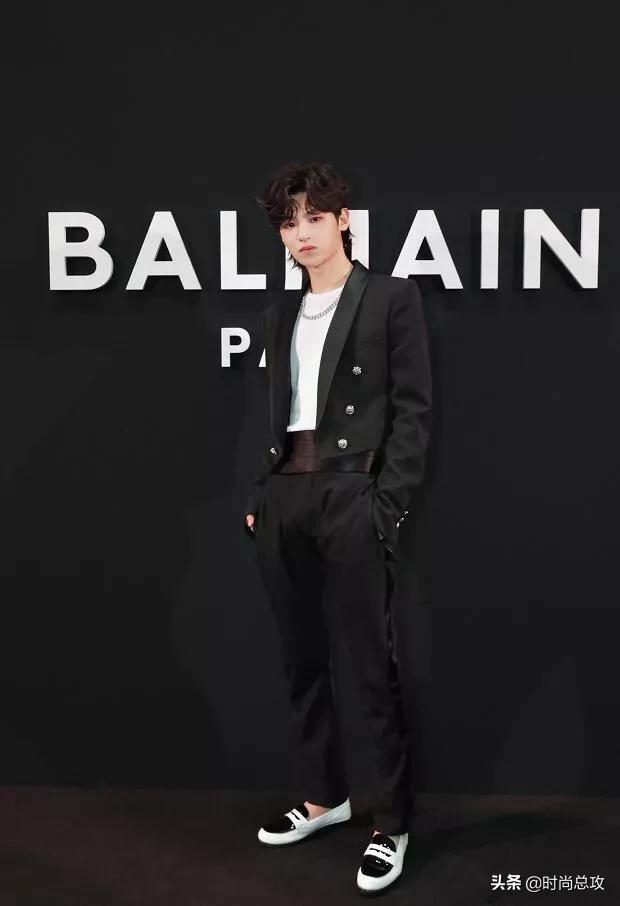 Justin现身机场,皮夹克与墨镜搭配超酷!忍不住嘟嘴很可爱