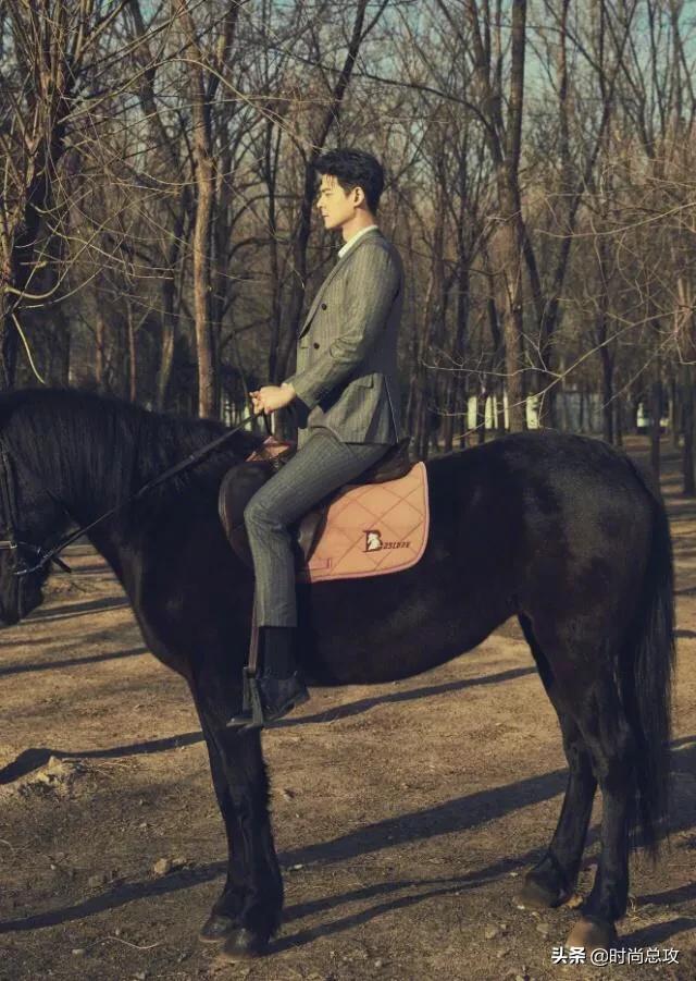 郭品超穿西装真帅气,西装配衬衫尽显王子气息,挺拔身姿让人迷恋