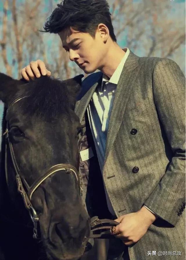 郭品超穿西装真帅气,西装配衬衫尽显王子气息,挺拔身姿让人迷恋
