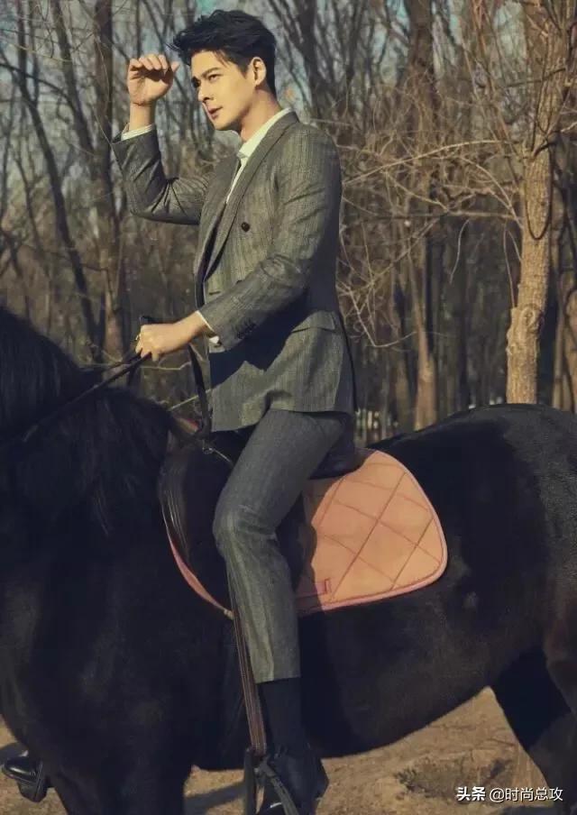 郭品超穿西装真帅气,西装配衬衫尽显王子气息,挺拔身姿让人迷恋