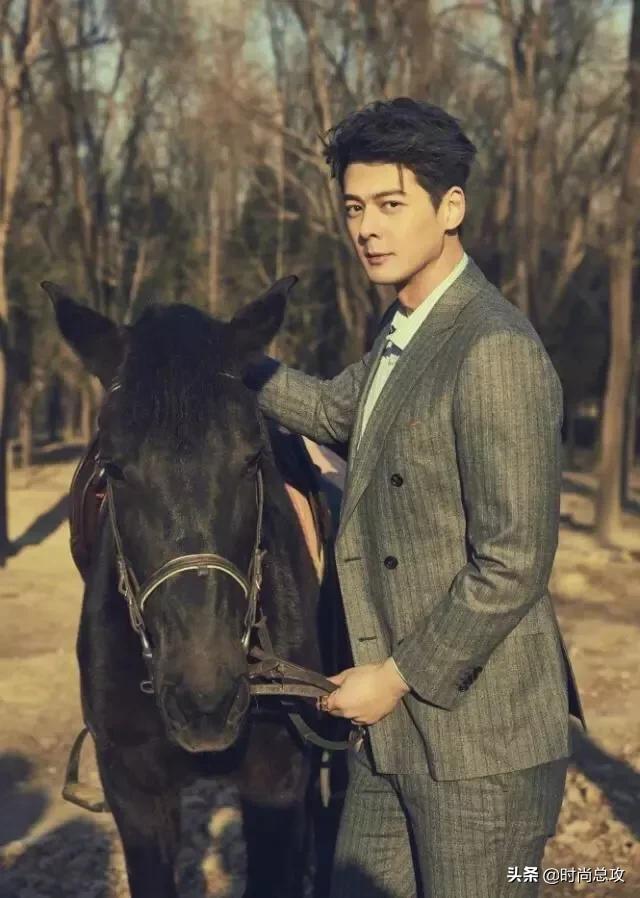 郭品超穿西装真帅气,西装配衬衫尽显王子气息,挺拔身姿让人迷恋