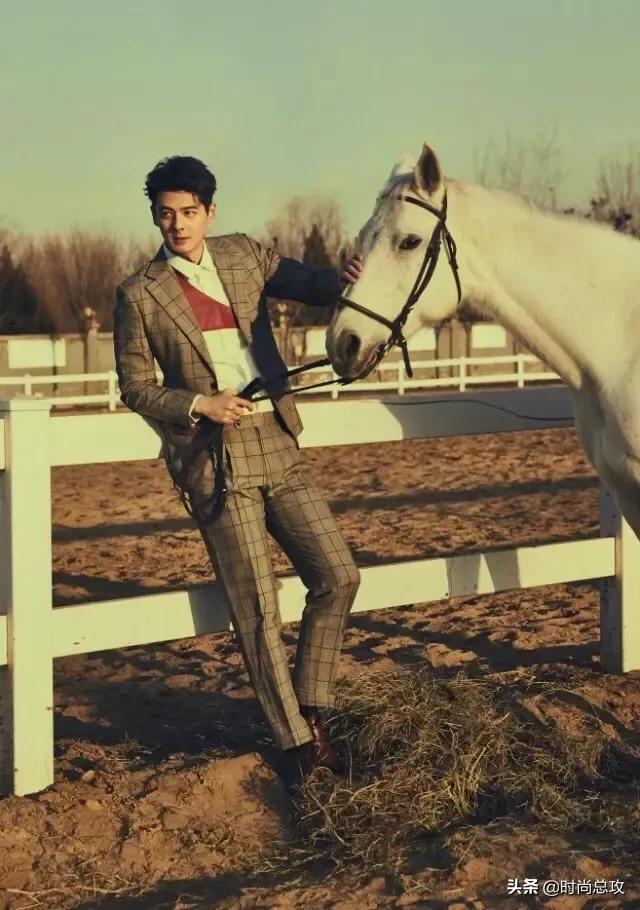 郭品超穿西装真帅气,西装配衬衫尽显王子气息,挺拔身姿让人迷恋