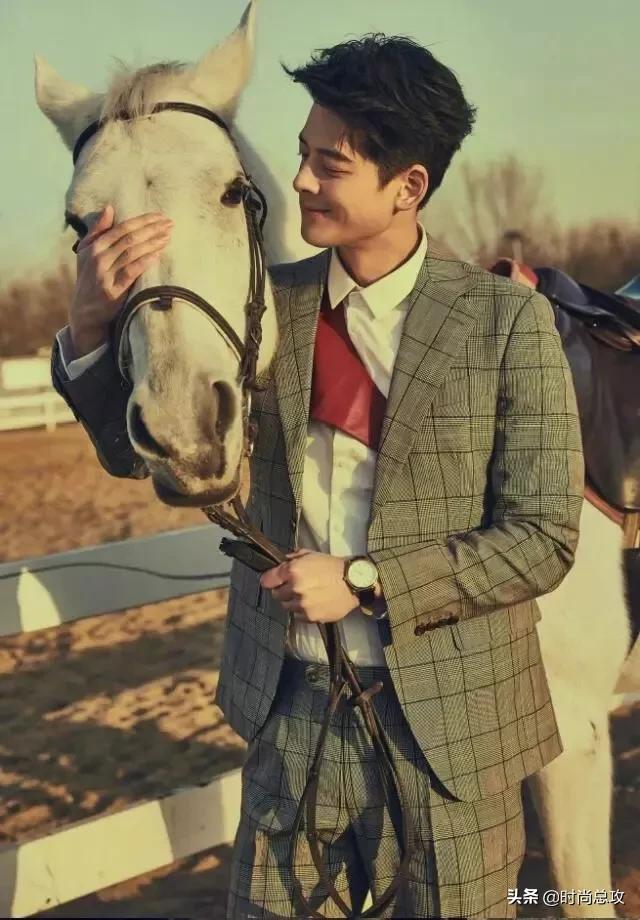 郭品超穿西装真帅气,西装配衬衫尽显王子气息,挺拔身姿让人迷恋