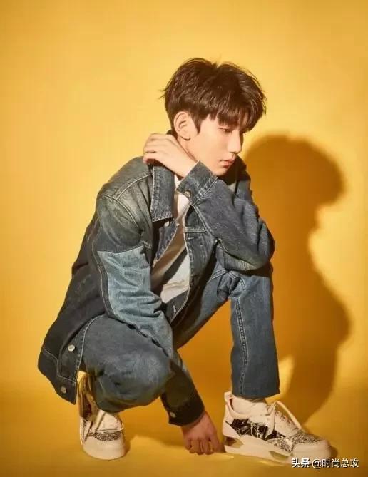 王源又帅了不少,新节目穿牛仔套装真养眼,内搭简约尽显少年气息