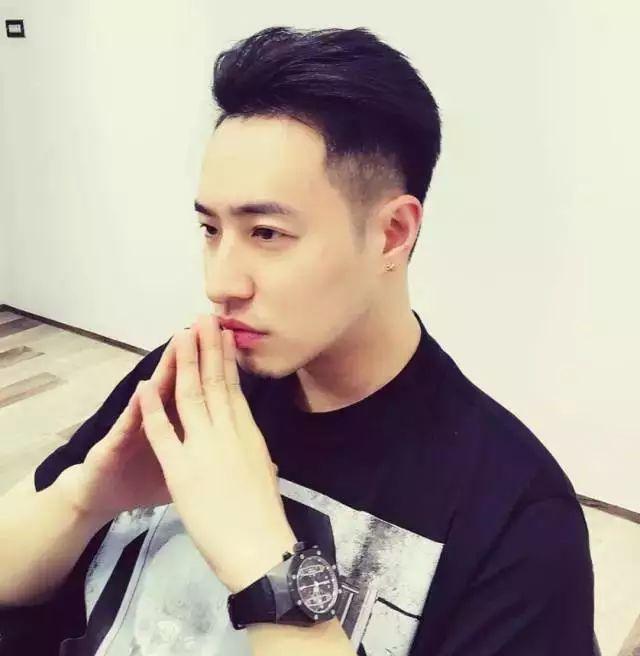 微胖圆脸男生剪什么发型好?