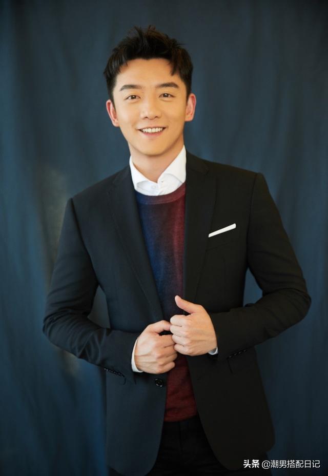 郑恺黑色西服套装笔挺利落,都市熟男范儿十足,精英感尽显