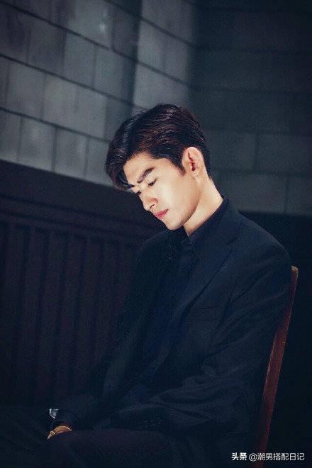 王子异 张翰穿格纹大衣,内搭白色连帽衫,网友;越活越年轻了