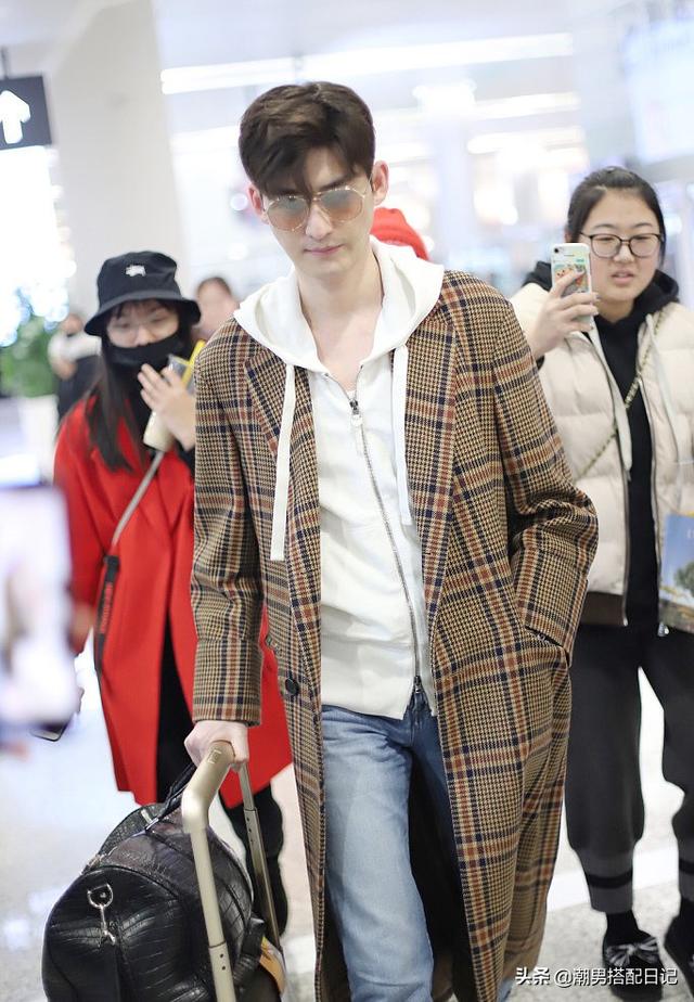 王子异 张翰穿格纹大衣,内搭白色连帽衫,网友;越活越年轻了
