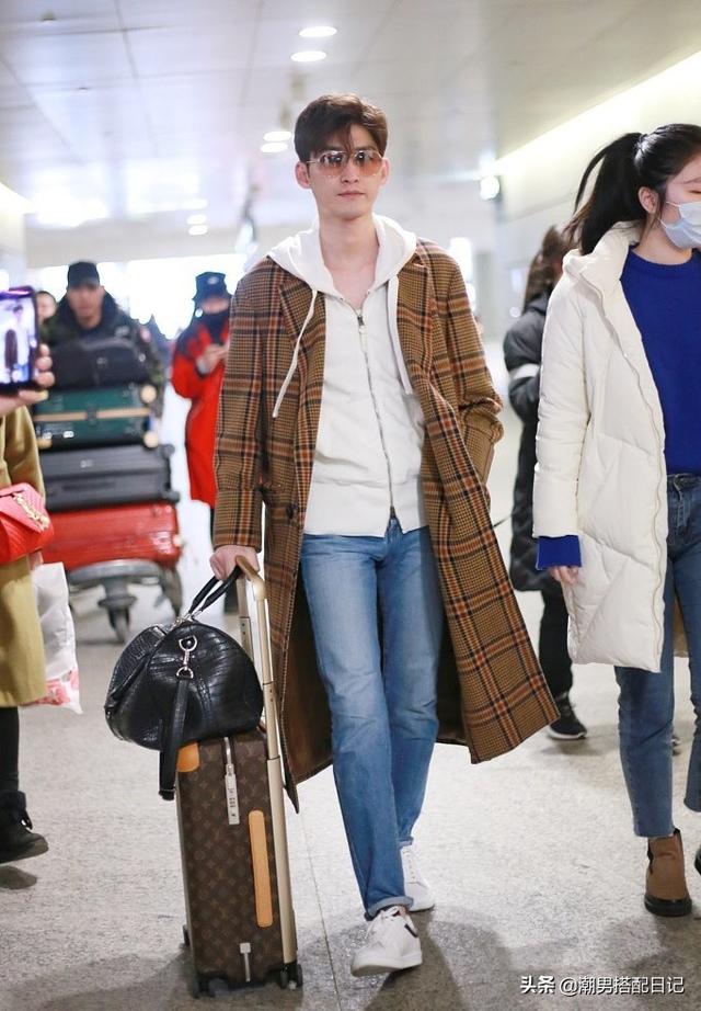 王子异 张翰穿格纹大衣,内搭白色连帽衫,网友;越活越年轻了