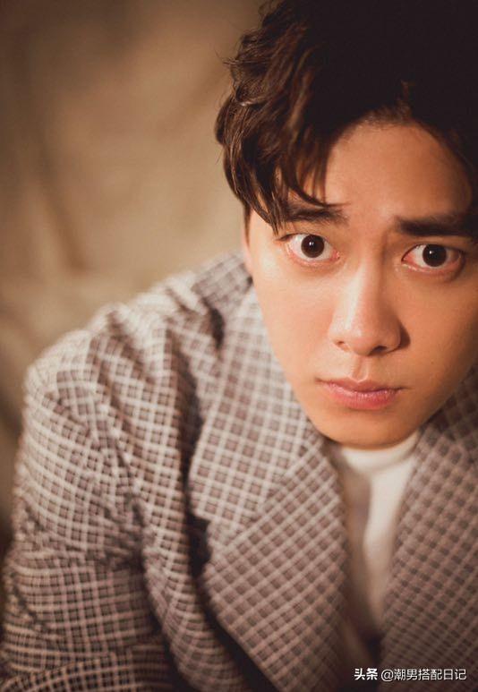 李易峰身穿格纹休闲西装,粉丝表示;魅力无处安放!此刻只想舔屏