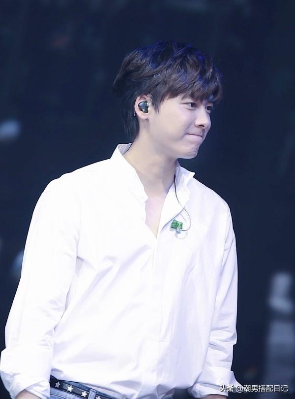 李易峰身穿格纹休闲西装,粉丝表示;魅力无处安放!此刻只想舔屏