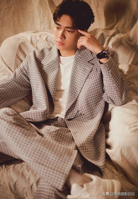 李易峰身穿格纹休闲西装,粉丝表示;魅力无处安放!此刻只想舔屏