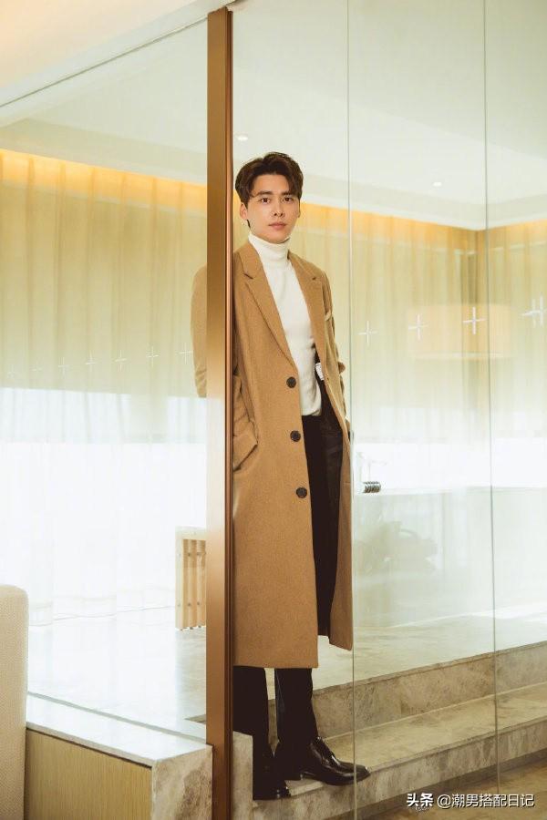 李易峰身穿格纹休闲西装,粉丝表示;魅力无处安放!此刻只想舔屏