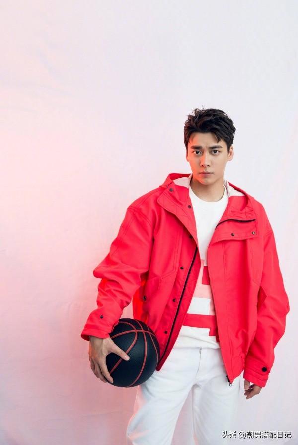 李易峰身穿格纹休闲西装,粉丝表示;魅力无处安放!此刻只想舔屏