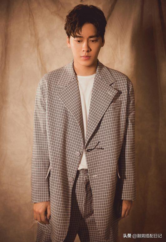 李易峰身穿格纹休闲西装,粉丝表示;魅力无处安放!此刻只想舔屏