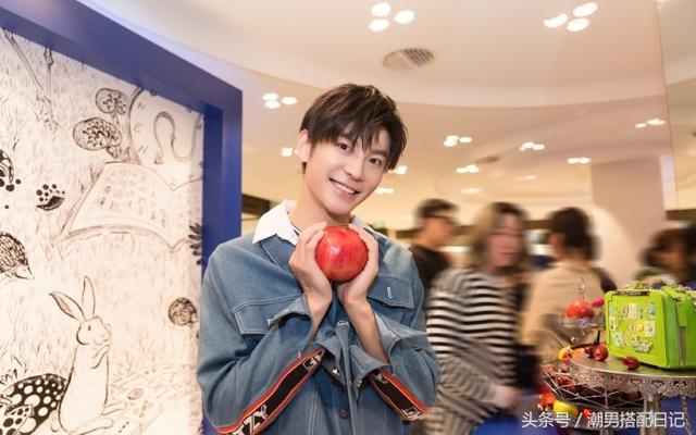 春晚常驻男孩王嘉,穿搭一流,抹不去的少年感