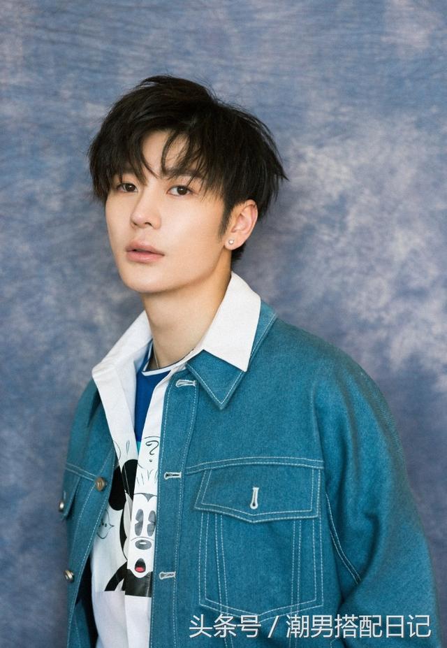 春晚常驻男孩王嘉,穿搭一流,抹不去的少年感