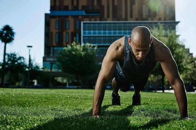这样做俯卧撑是错误的,你是不是也在这样做?