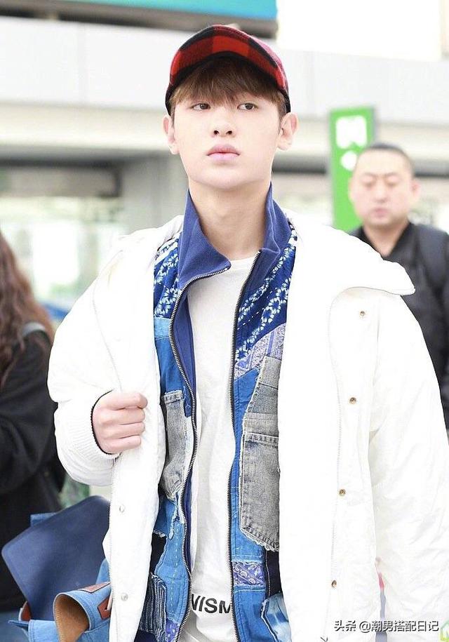 黄明昊现身机场,头戴鸭舌帽身穿三件套,不亏是街拍达人