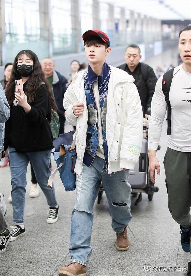 黄明昊现身机场,头戴鸭舌帽身穿三件套,不亏是街拍达人
