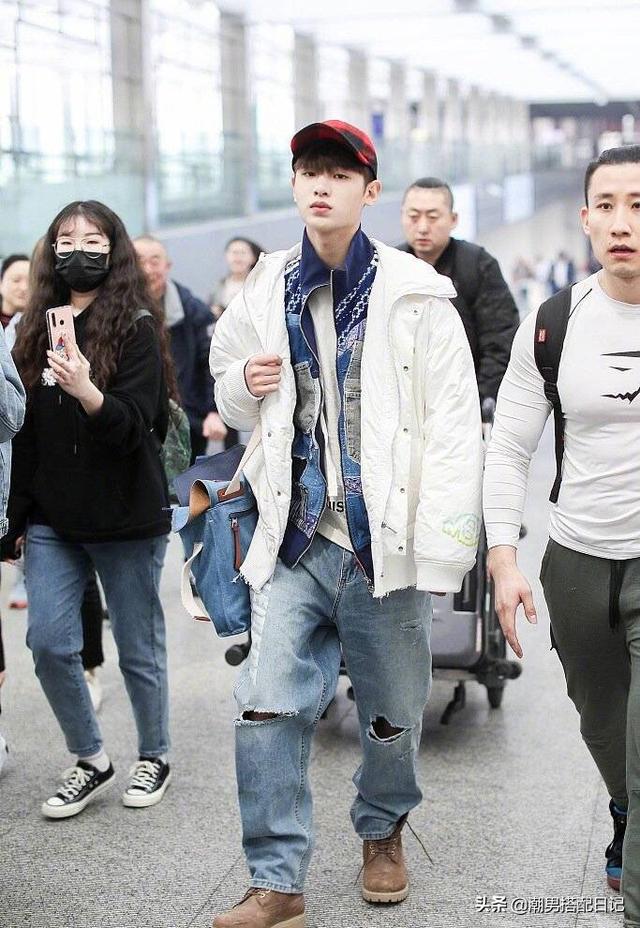 黄明昊现身机场,头戴鸭舌帽身穿三件套,不亏是街拍达人