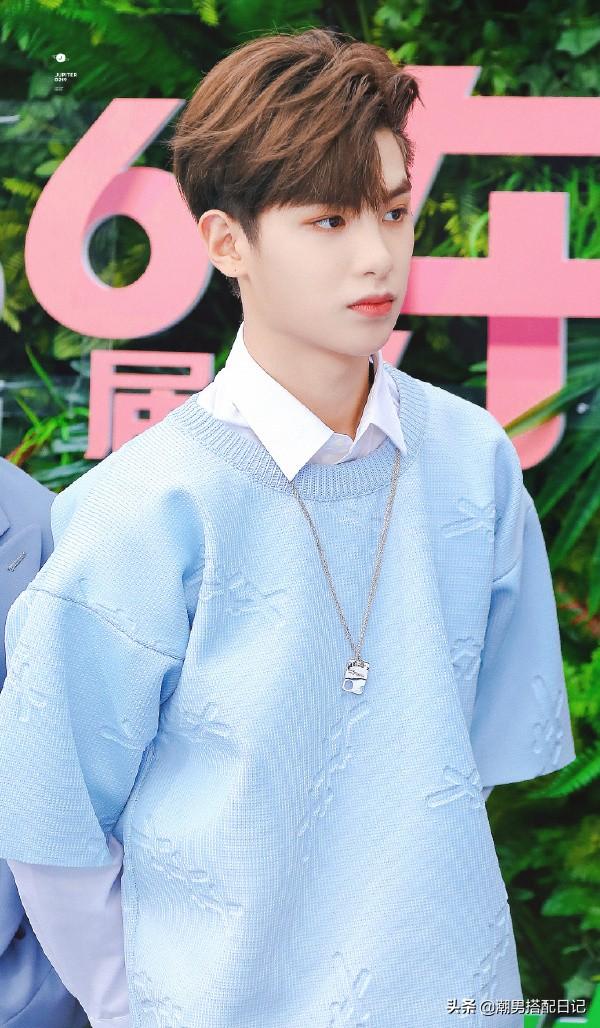 黄明昊现身机场,头戴鸭舌帽身穿三件套,不亏是街拍达人