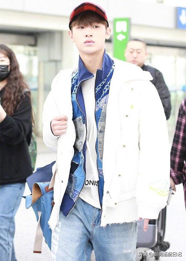 黄明昊现身机场,头戴鸭舌帽身穿三件套,不亏是街拍达人